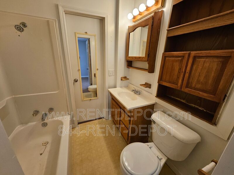 $500 off 1st full months rent!!!2 Bedroom Home with Fenced Yard & Garage in Central Evansville property image