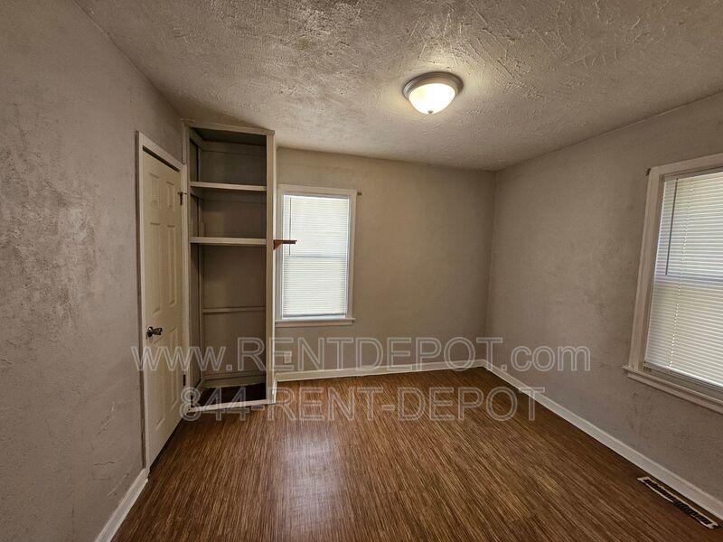 $500 off 1st full months rent!!!2 Bedroom Home with Fenced Yard & Garage in Central Evansville property image