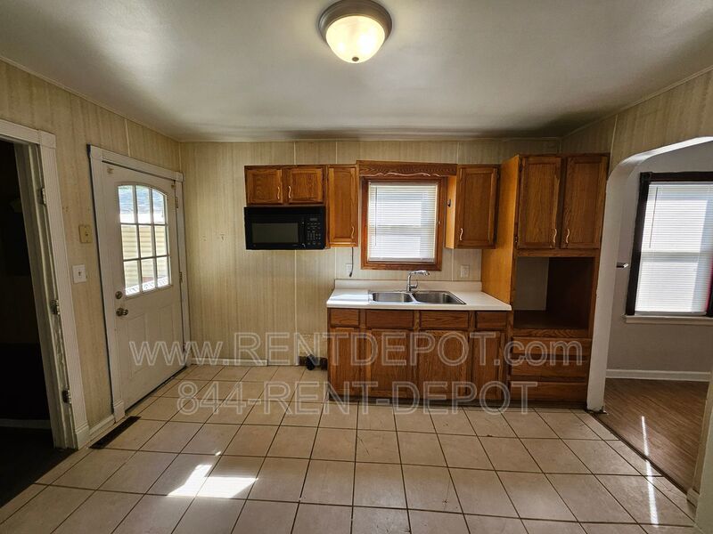 $500 off 1st full months rent!!!2 Bedroom Home with Fenced Yard & Garage in Central Evansville property image