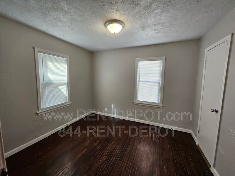 $500 off 1st full months rent!!!2 Bedroom Home with Fenced Yard & Garage in Central Evansville property image