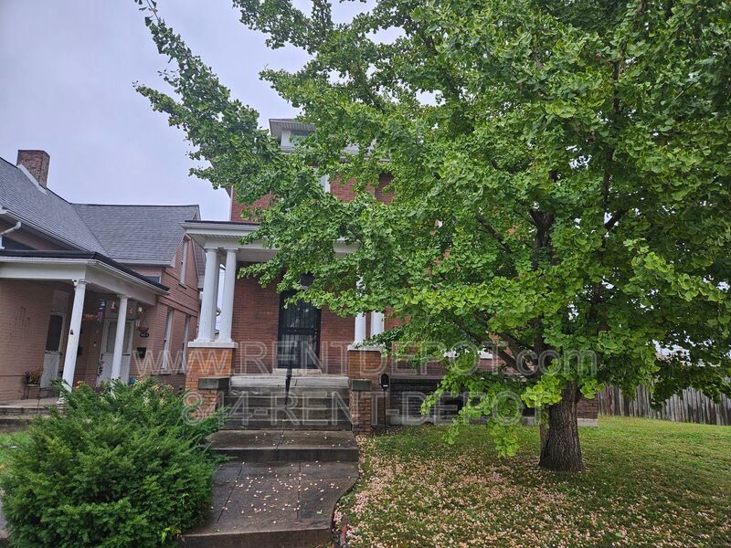 4 Bedroom/2 Bathroom 2-Story Victorian Home for Rent property image