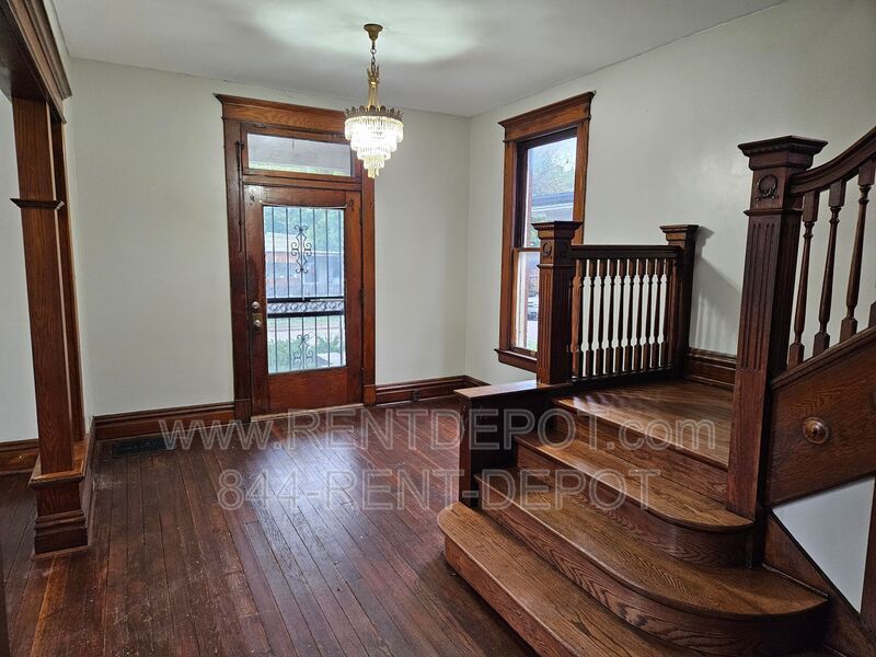 4 Bedroom/2 Bathroom 2-Story Victorian Home for Rent property image