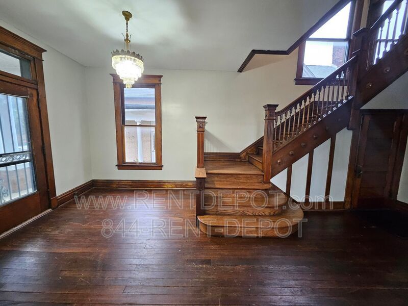 4 Bedroom/2 Bathroom 2-Story Victorian Home for Rent property image