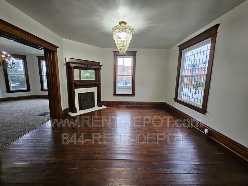 4 Bedroom/2 Bathroom 2-Story Victorian Home for Rent property image