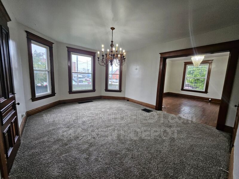 4 Bedroom/2 Bathroom 2-Story Victorian Home for Rent property image