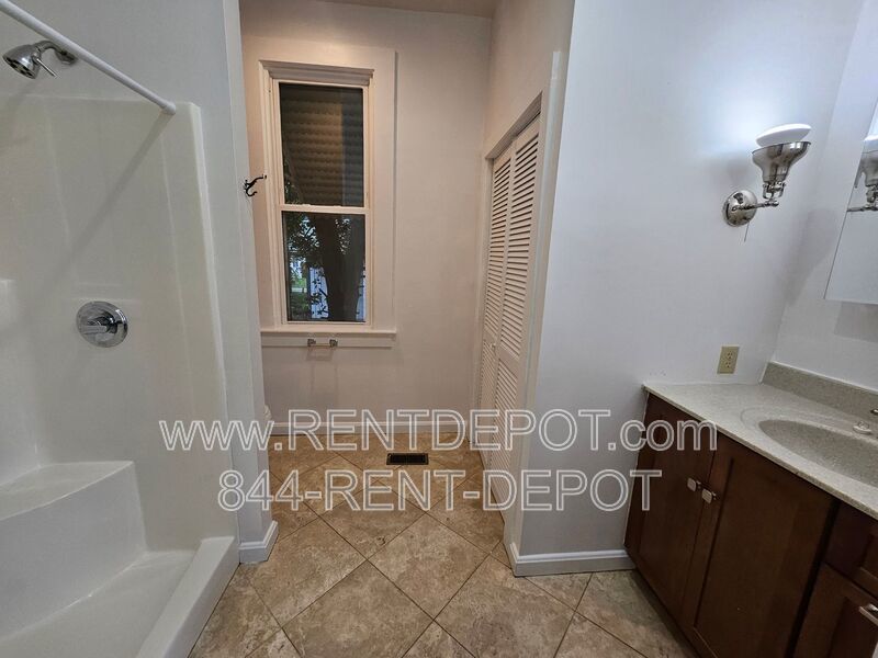 4 Bedroom/2 Bathroom 2-Story Victorian Home for Rent property image