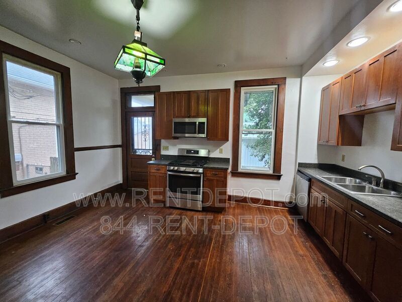 4 Bedroom/2 Bathroom 2-Story Victorian Home for Rent property image