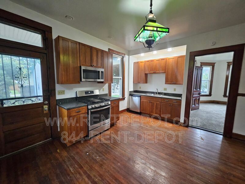 4 Bedroom/2 Bathroom 2-Story Victorian Home for Rent property image