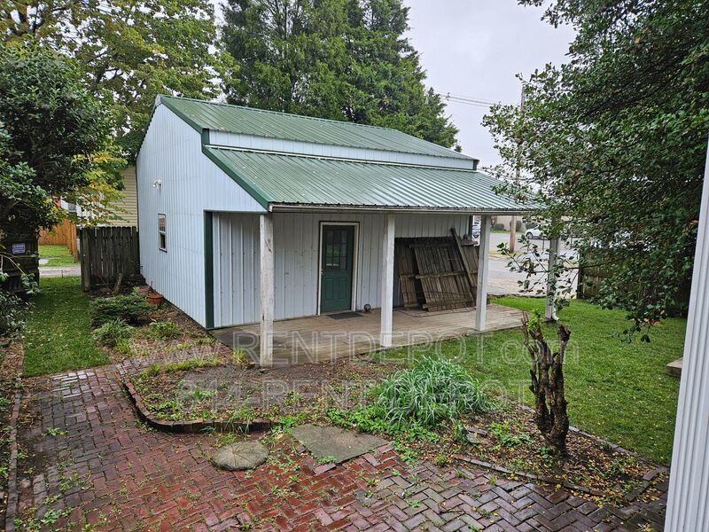 4 Bedroom/2 Bathroom 2-Story Victorian Home for Rent property image