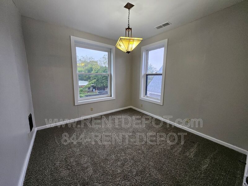 4 Bedroom/2 Bathroom 2-Story Victorian Home for Rent property image