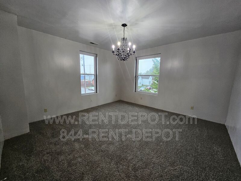 4 Bedroom/2 Bathroom 2-Story Victorian Home for Rent property image