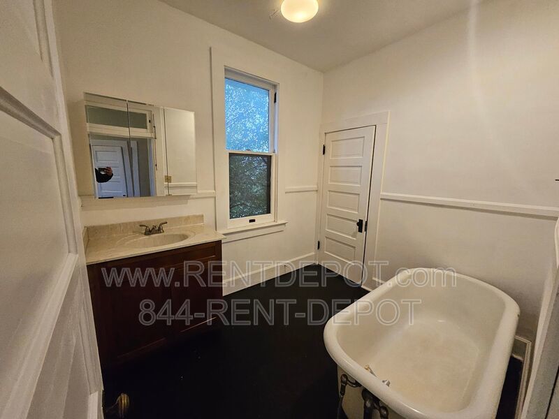 4 Bedroom/2 Bathroom 2-Story Victorian Home for Rent property image