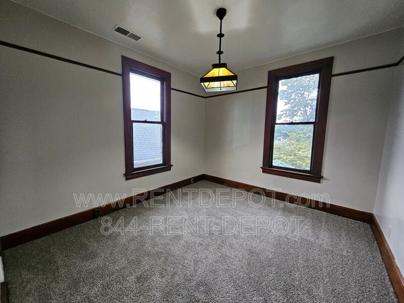 4 Bedroom/2 Bathroom 2-Story Victorian Home for Rent property image