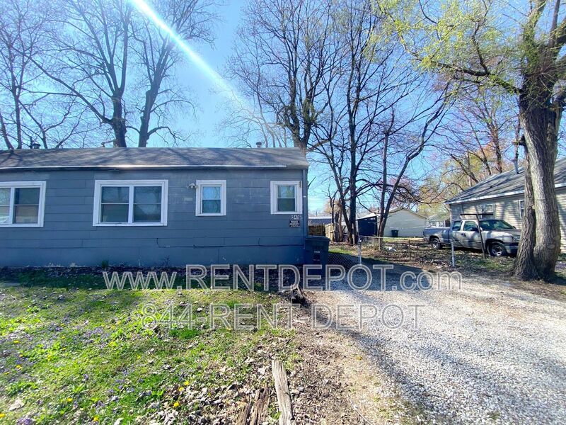 Remodeled 2 Bedroom Duplex w/ Backyard property image
