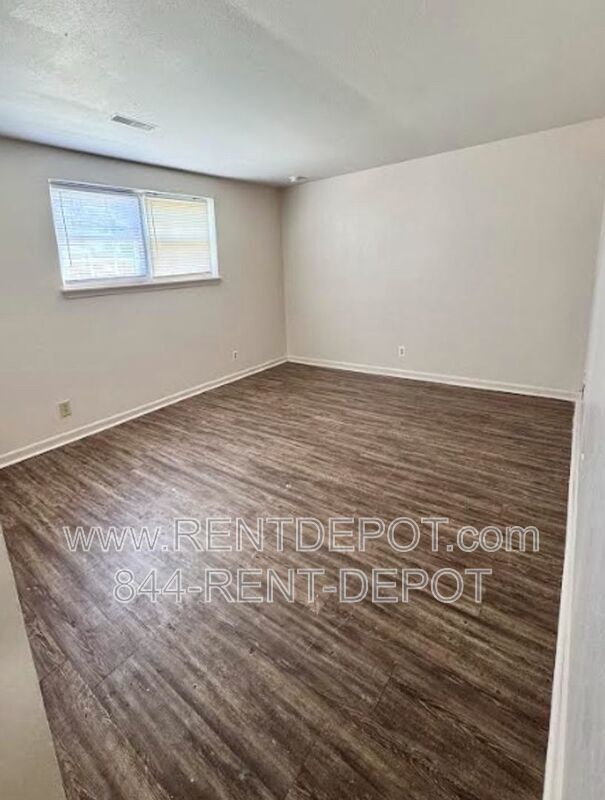 Spacious 3BR / 1.5BA Townhome with Fenced Yard property image