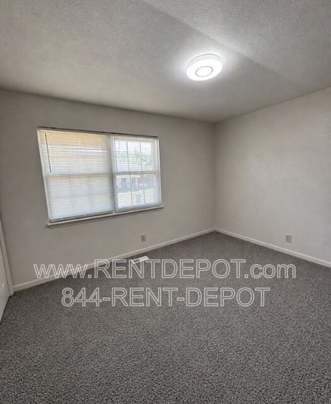 Spacious 3BR / 1.5BA Townhome with Fenced Yard property image