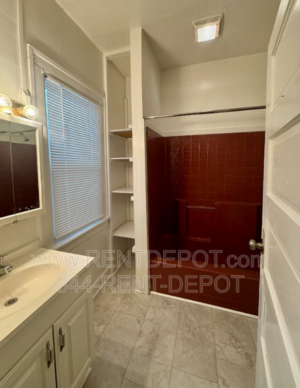 Comfortable 1 Bedroom Home with Yard Space property image