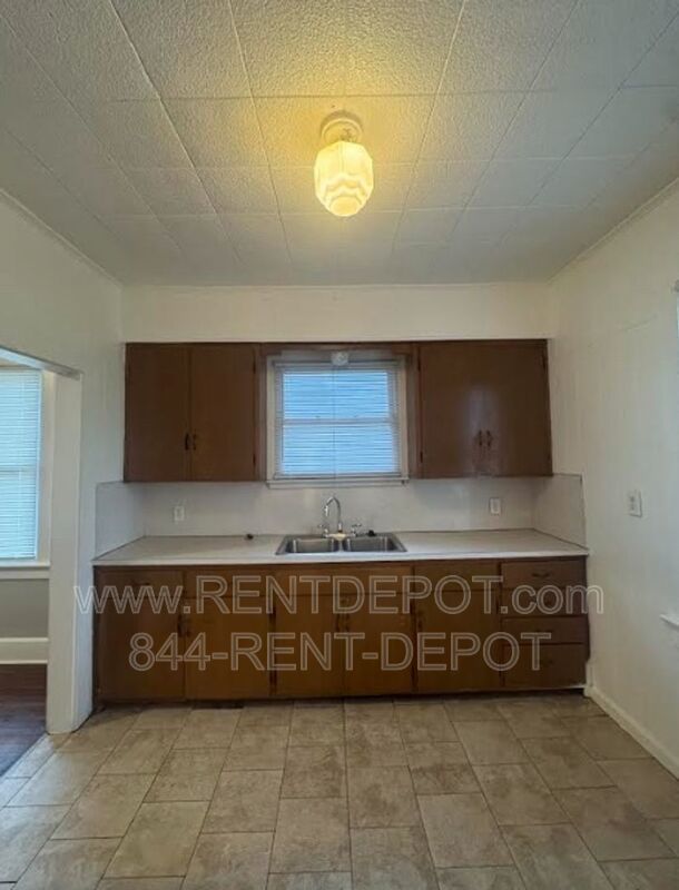 2 bedroom with basement and garage! property image
